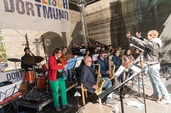 inklusives Tanzorchester Das inklusive Tanzorchester auf der Bühne