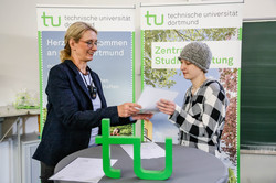 Eröffnung SchülerUni Eröffnung SchülerUni Zeugnisübergabe