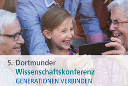 Juni Eine Seniorin und ein Senior schauen gemeinsam mit einem Mädchen auf ein Handy, darunter steht: 5. Dortmunder Wissenschaftskonferenz, Generationen verbinden