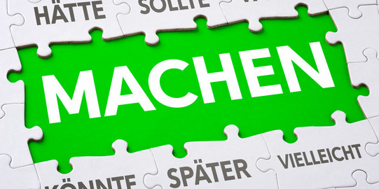 Grafik_Motivation_Prokrastination Puzzle mit sechs Konjunktiven, in der Mitte steht auf grünem Hintergrund "MACHEN".