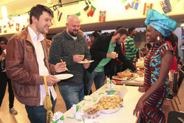 Internationale Woche Essensstand bei der Internationalen Woche