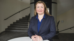 Ein Foto von Prof. Liudvika Leišytė: Einer Frau mit langen Haaren in einer Bluse und einem grauen Blazer.