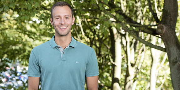 Christoph Edeler Ein Mann lächelt in die Kamera