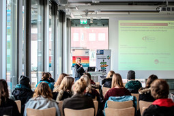 Dortmunder Hochschultage - Schülerinnen und Schüler lauschen einem Vortrag