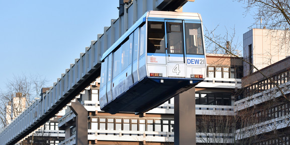 Die H-Bahn bei der Fahrt