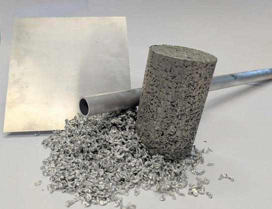 Das Auto aus der Dose Metall in vier verschiedenen Verarbeitungsstufen.