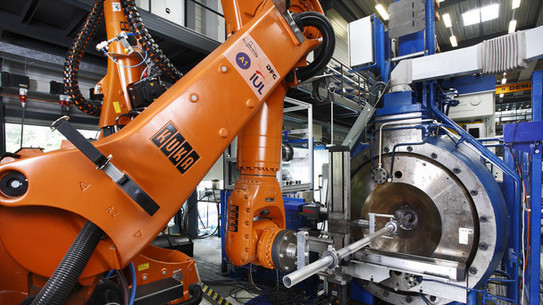 M.Sc. Maschinenbau Umformung Maschine in orange-blau in einer Fabrik.