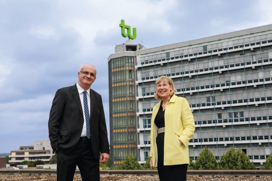 Manfred Bayer und Ursula Gather stehen zusammen vor dem Mathetower.