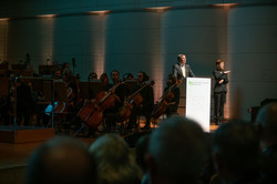 NRW-Ministerpräsident Armin Laschet am Rednerpult, daneben steht Gebärdendolmetscherin