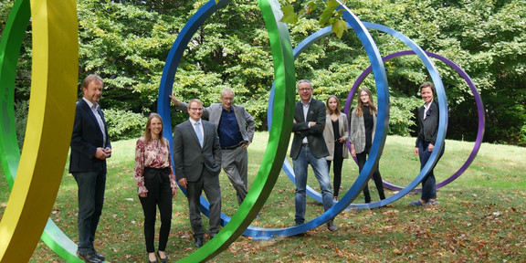 Stehen auf dem Campus der TU Dortmund: v.l.n.r. Ralf Damberg, Nora Janine Schröder, Dr. Tobias Eggers, Prof. Andreas Hoffjan, Prof. Michael Lindemann, Nicole Bartosch, Janita Menke und Christina Ritzenhoff. 