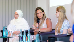 April Foto: Stipendiat*innen bei einer Podiumsdiskussion.