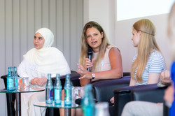 Foto: Stipendiat*innen bei einer Podiumsdiskussion.