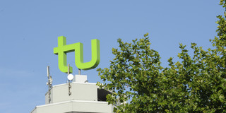 Das grüne TU-Logo auf dem Mathetower.