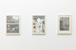 Ausstellung Goldenes Wunder Drei gerahmte Bilder hängen an einer weißen Wand.