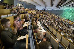 Besucherinnen und Besucher im Audimax