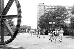 Bereits in den 1980er-Jahren ist der Campuslauf eine beliebte Sportveranstaltung. Campuslauf in den 1980er-Jahren.