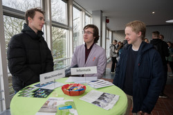Networking bei der Eröffnung der SchülerUni im Sommersemester 2023 Networking bei der Eröffnung der SchülerUni im Sommersemester 2023