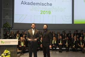 Aufnahme von Lehrpreisträger Dr. Böttcher und AStA-Vorsitzendem Leander Schreyer auf der Bühne des Audimax