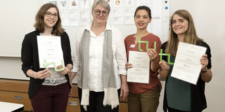 DOProFil Die Gewinnerinnen des Awards mit Prof. Barbara Welzel