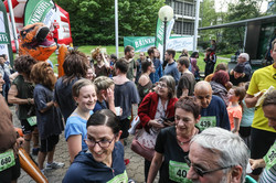 Teilnehmende des Campuslauf im Zielbereich. Sie sehen erschöpft aus, viele lächeln.