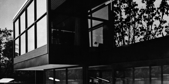 Black and white photo of the former restaurant "Buschmühle" in Dortmund Westfalenpark.