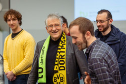 Prof. Dr. Klaus von Klitzing umgeben von Teilnehmern der Initialzündung