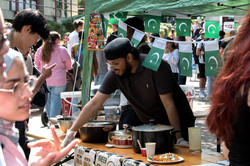 An eine Stand verkaufen Studierende Speisen aus Pakistan.