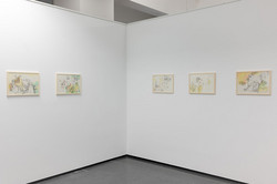 Ausstellung Goldenes Wunder Fünf Bilder/Kunstwerke hängen an einer weißen Wand.