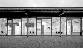 Das Bild zeigt den auf dem Campus Süd der TU Dortmund befindlichen Rudolf-Chadoire-Pavillon in der Frontalperspektive. 