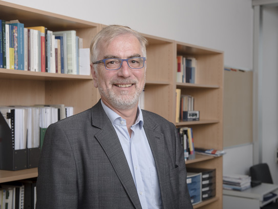 Portraitfoto von Prof. Johannes Weyer