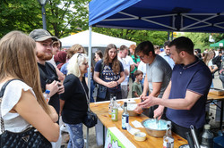 Foto: Mehrere Menschen bestellen Cocktails an einem Stand auf dem Sommerfest.
