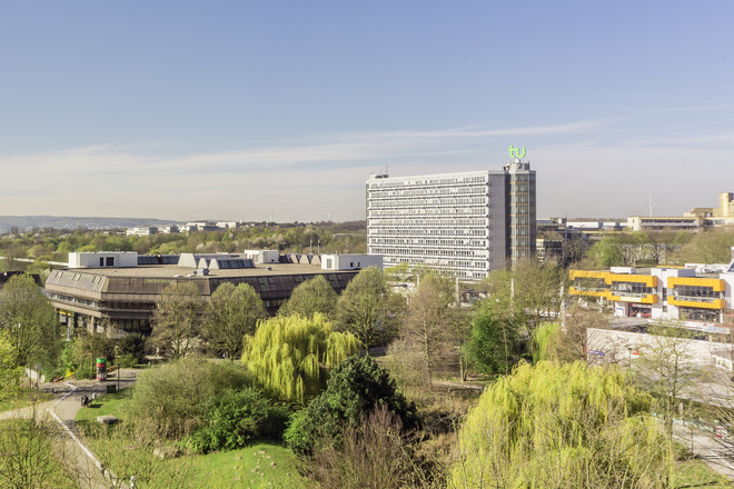 Blick über das Parkgelände der TU Dortmund auf den Mathetower, die Bibliothek und die Mensa