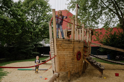 Ein Mädchen steht auf dem Piratenschiff.