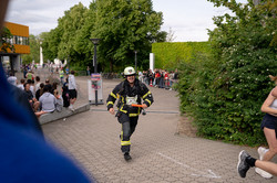 Feuerwehrmann in voller Montur beim Staffellauf