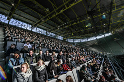 Ein Zuschauerrang im Signal-Iduna-Park voller Erstsemesterstudierender.