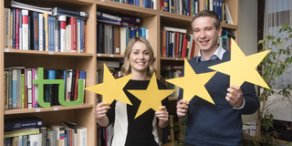 Dr. Sarah Köcher and Dr. Sören Köcher hold cardboard stars in their hands