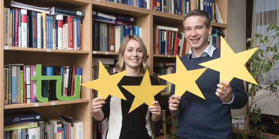 Dr. Sarah Köcher und Dr. Sören Köcher halten Pappsterne in der Hand