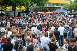 Foto: Beim Sommerfest der TU Dortmund sind viele Menschen auf dem Nordcampus versammelt.