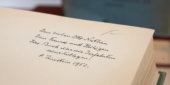 Auf dem Foto sieht man die Widmung von Albert Einstein aus dem Jahr 1952.