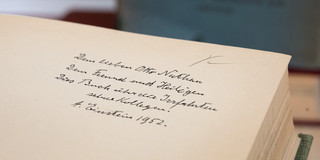 Auf dem Foto sieht man die Widmung von Albert Einstein aus dem Jahr 1952.
