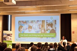 Programmvorstellung auf Leinwand für Schüler*innen