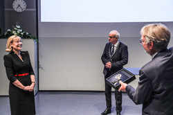 Prof. Ernst Rank überreicht Prof. Gather Fotobuch