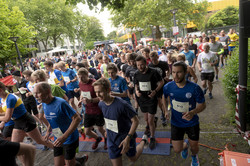 36. Campuslauf der TU Dortmund Läufer*innen überqueren nach dem Startschuss die Startlinie.
