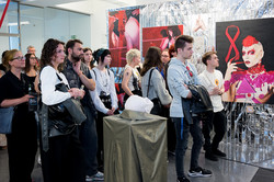Mehrere Reihen von Besuchenden der Galerie