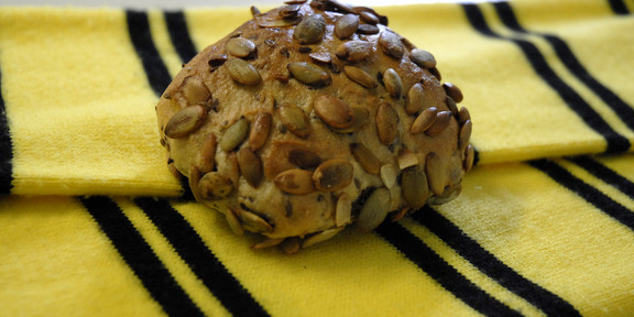 Brötchen und Borussia Ein Brötchen liegt auf einem gelb-schwarzen Schal