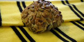 Brötchen und Borussia Ein Brötchen liegt auf einem gelb-schwarzen Schal