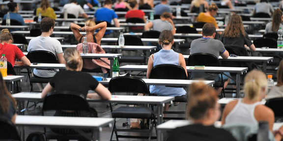 Exam in the Westfalenhalle exhibition center A large hall full of students sitting at tables.