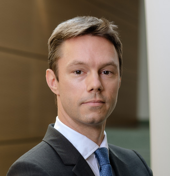 Prof. Lorenz Graf-Vlachy Portraitfoto von Prof. Lorenz Graf-Vlachy vor einer braunen Holzvertäfelung