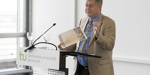 Prof. te Kaat at the lectern