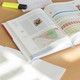 Auf dem Bild sieht man einen Tisch mit Schulbüchern und weiteren Materialien.